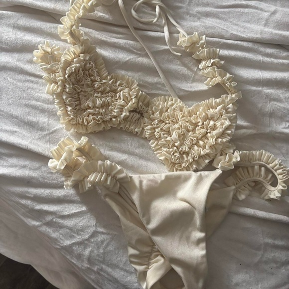 Elegant Cream Ruffled Intimate Set - Picture 3 of 3